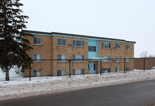 385 Brown Rd in Long Lake, MN - Foto de edificio - Building Photo