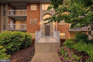 1923 Wilson Ln in McLean, VA - Building Photo
