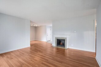 697 Oakmont Ln in Wheeling, IL - Building Photo - Building Photo