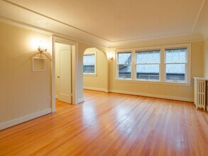 Oriana Apartments in Seattle, WA - Building Photo - Interior Photo