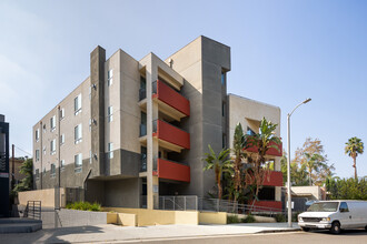 13712 Valleyheart Dr in Sherman Oaks, CA - Foto de edificio - Primary Photo