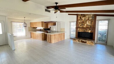 10548 86th Ave N in Seminole, FL - Foto de edificio - Building Photo