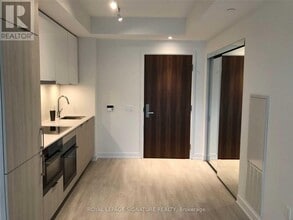 15 Queens Quay E in Toronto, ON - Building Photo - Building Photo