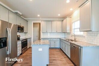 217 Southern Acrs Dr in Fuquay Varina, NC - Foto de edificio - Building Photo