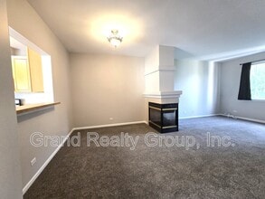 652 S Rosehall Ln in Round Lake, IL - Building Photo - Building Photo