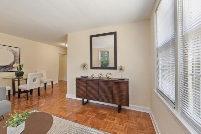 2724-40 Porter Street in Washington, DC - Foto de edificio - Building Photo