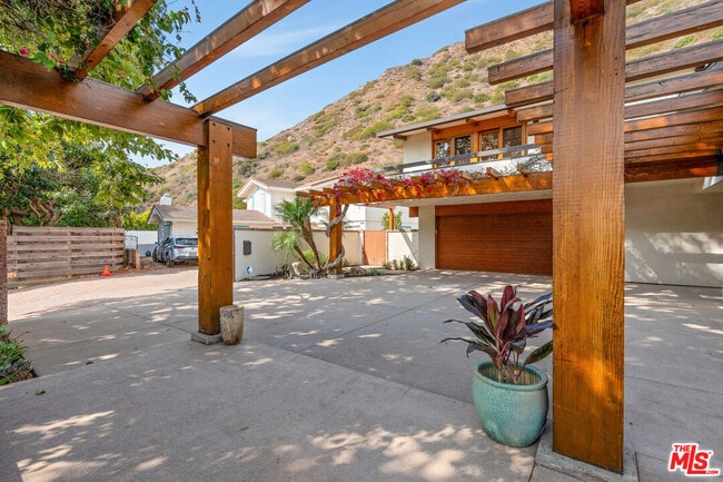 5942 Paseo Cyn Dr in Malibu, CA - Building Photo - Building Photo