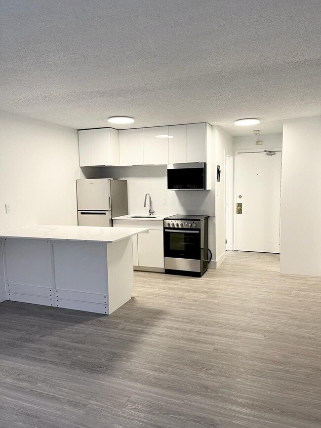 Qute Place in Edmonton, AB - Building Photo - Building Photo