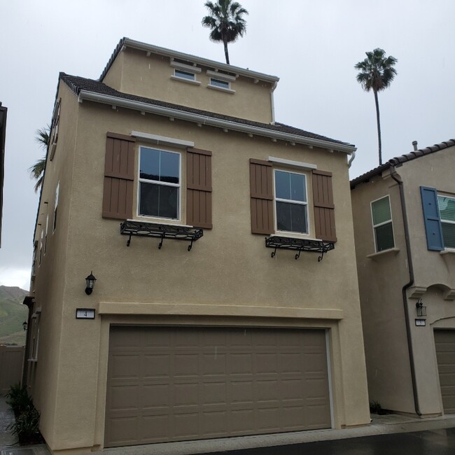3827 Grant St in Corona, CA - Foto de edificio - Building Photo