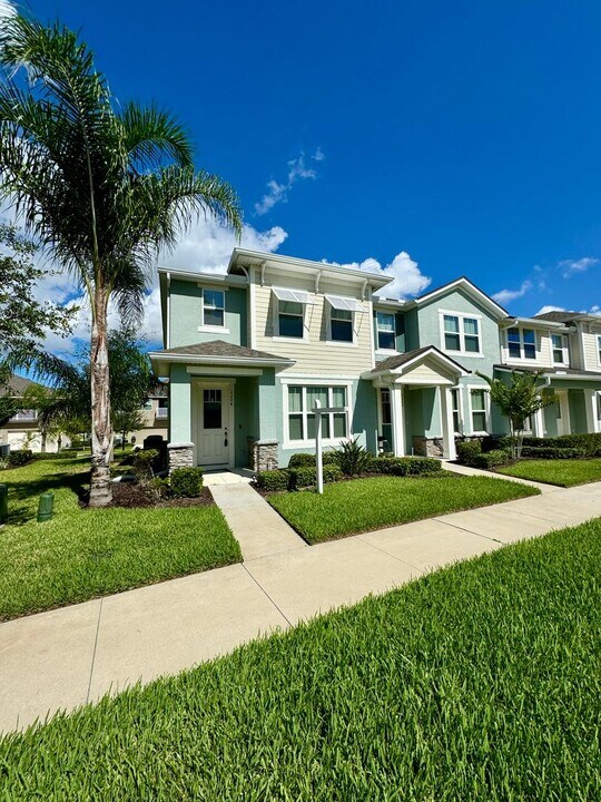 2204 Loblolly Bay St in Clermont, FL - Building Photo
