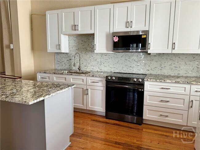 41 Whitaker St, Unit B in Savannah, GA - Building Photo - Building Photo