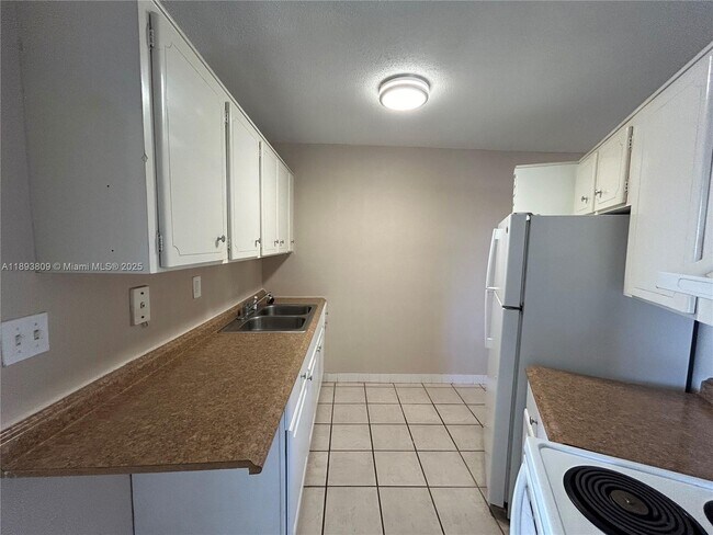 3049 NW 9th Ave in Wilton Manors, FL - Foto de edificio - Building Photo