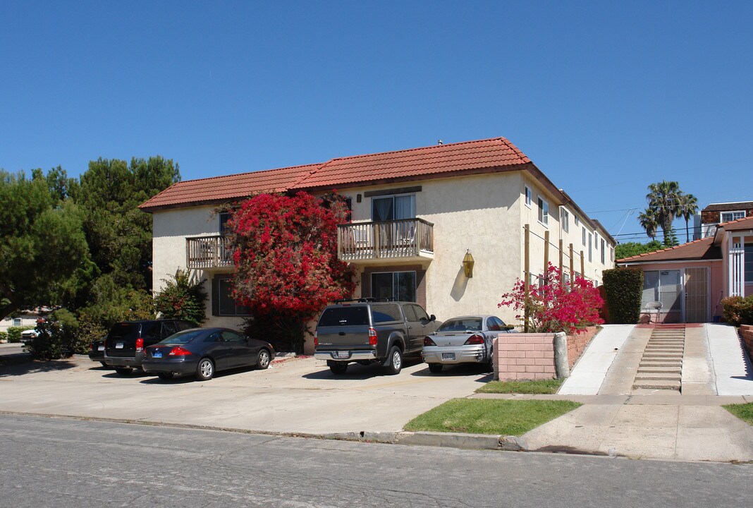 4755 Ingraham St in San Diego, CA - Building Photo