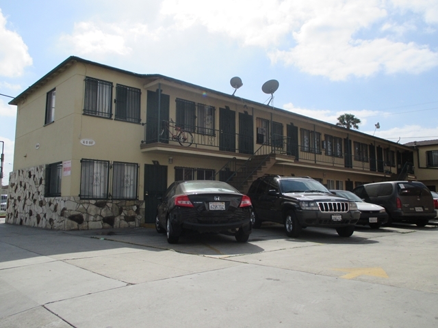 Slauson Apartments in Maywood, CA - Foto de edificio