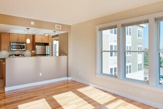 51 New St, Unit 201 in Cambridge, MA - Building Photo - Building Photo