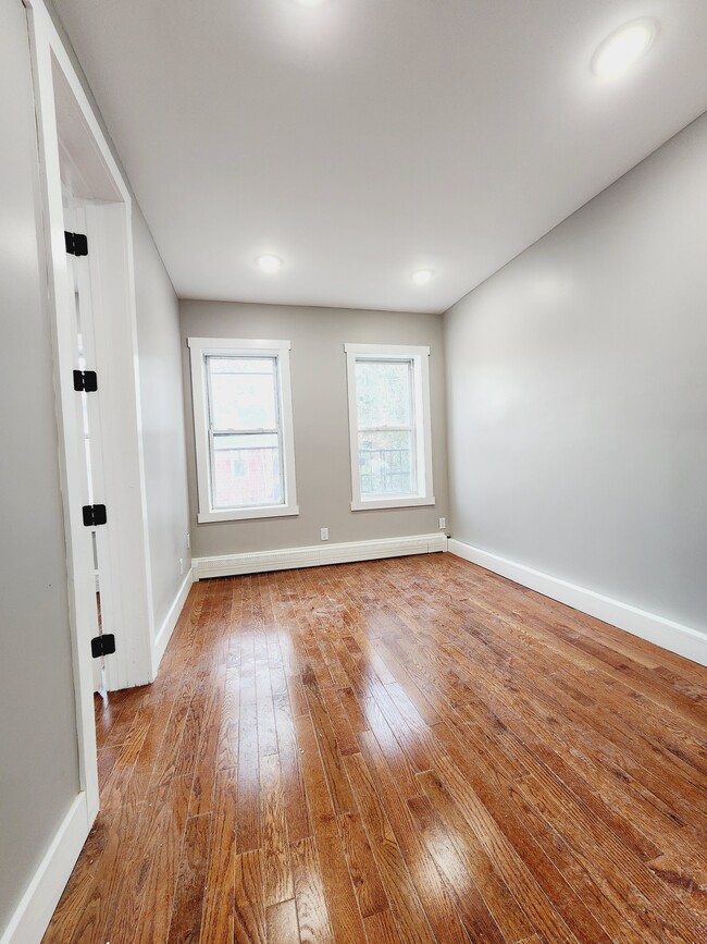 949 W Side Ave, Unit 4 in Jersey City, NJ - Building Photo - Building Photo