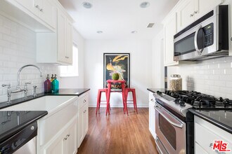 10840 Lindbrook Dr, Unit 9 in Los Angeles, CA - Foto de edificio - Building Photo