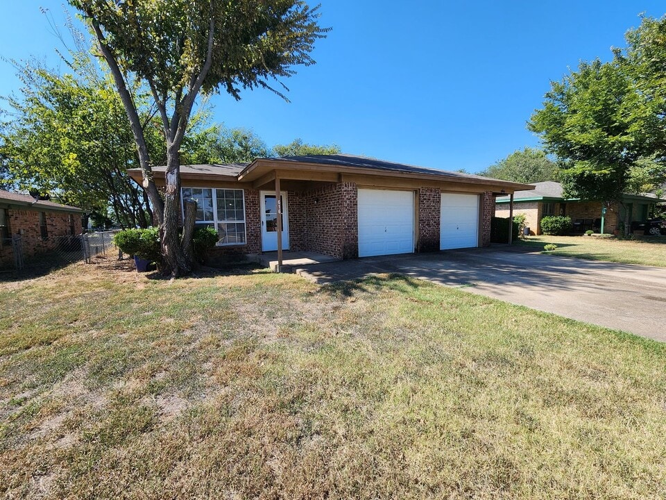 616 SE Gardens Blvd in Burleson, TX - Building Photo