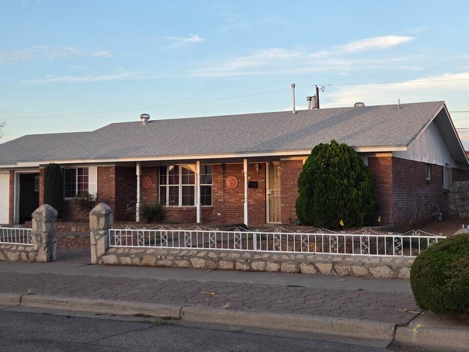 9329 Shaver Dr in El Paso, TX - Building Photo