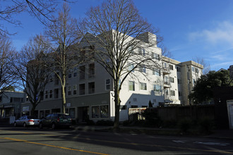 Cali Apartments in West Seattle! in Seattle, WA - Building Photo - Building Photo