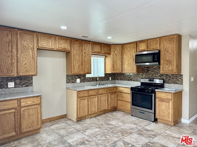 13787 De Garmo Ave in Los Angeles, CA - Building Photo - Building Photo
