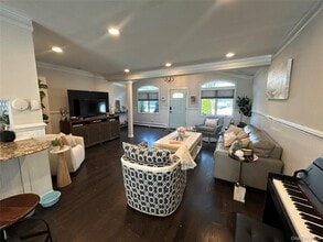 6 Charles Pl in Bayville, NY - Building Photo - Building Photo