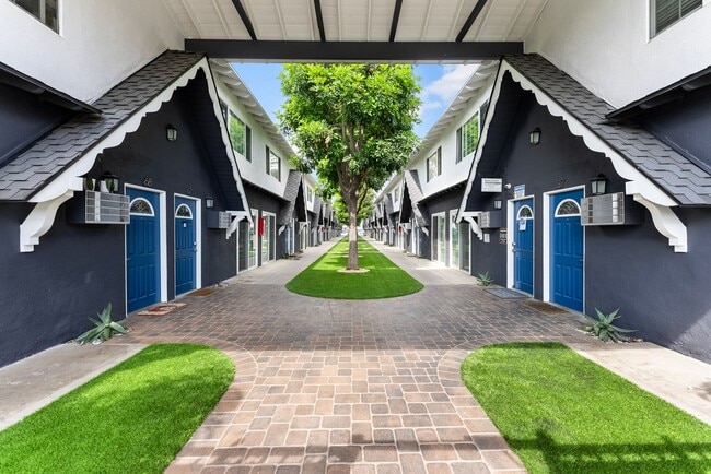 Northwind Apartments in Bellflower, CA - Foto de edificio - Building Photo