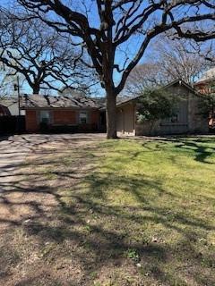 1704 Chip-N-Dale Dr in Arlington, TX - Building Photo
