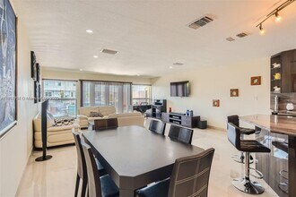 3864 NE 167th St in North Miami Beach, FL - Foto de edificio - Building Photo