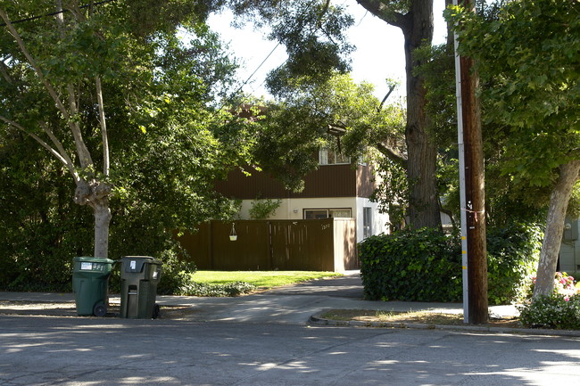 1272 Mills St in Menlo Park, CA - Foto de edificio - Building Photo