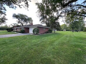 2300 Landwehr Rd in Northbrook, IL - Foto de edificio - Building Photo