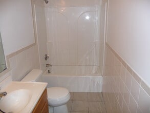 213 Suffolk Ave, Unit 213 Suffolk Ave. Pawt in Pawtucket, RI - Foto de edificio - Building Photo