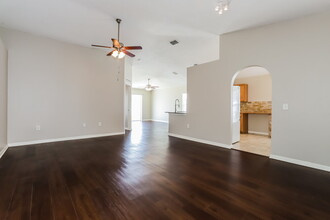 12620 Lake Vista Dr in Gibsonton, FL - Building Photo - Building Photo