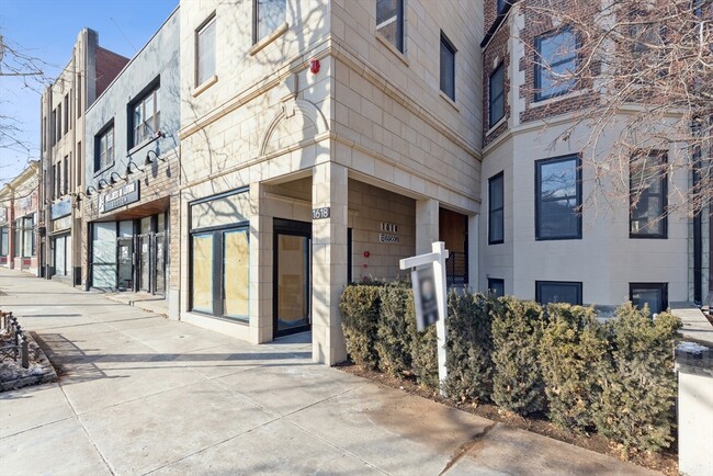 1618 Beacon St, Unit 3 in Brookline, MA - Foto de edificio - Building Photo
