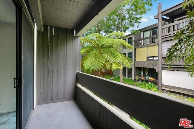 8650 Gulana Ave, Unit C2067 in Los Angeles, CA - Building Photo - Building Photo