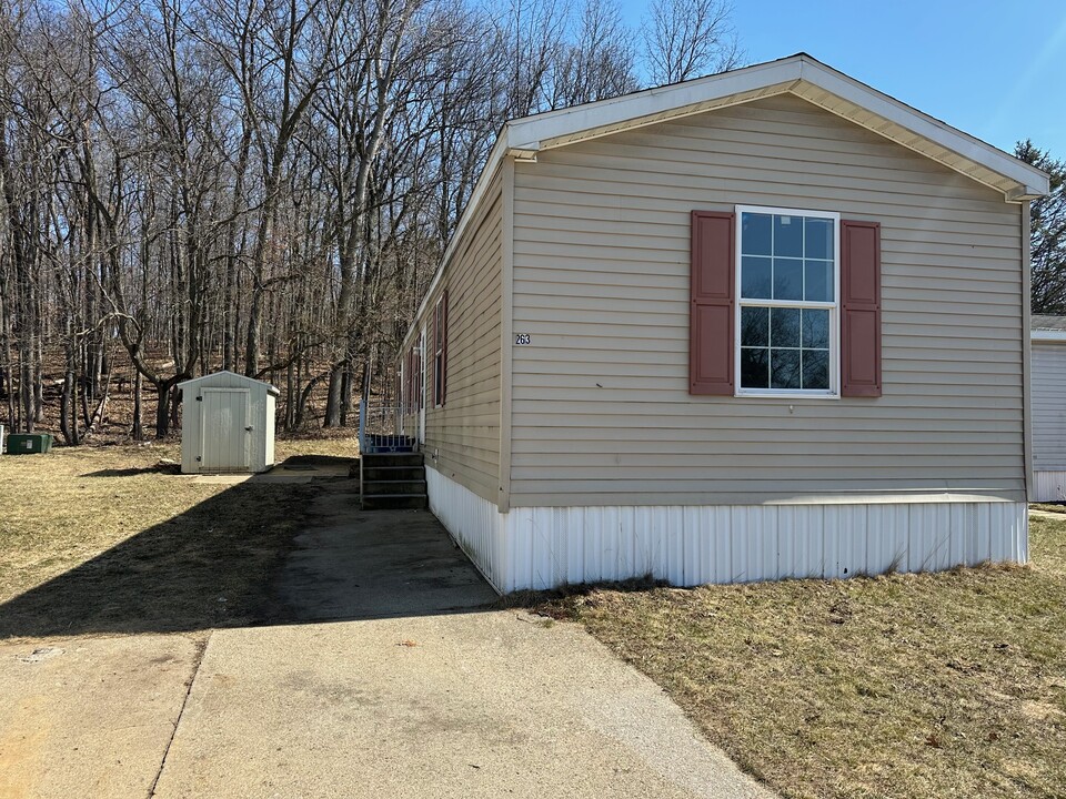 263 Oak Lawn Dr in Battle Creek, MI - Building Photo