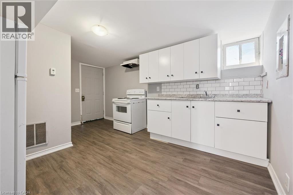 906 King St E in Cambridge, ON - Building Photo