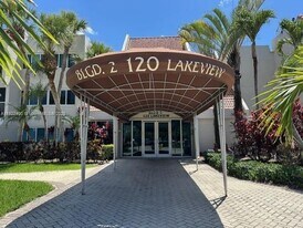 120 Lakeview Dr in Weston, FL - Building Photo