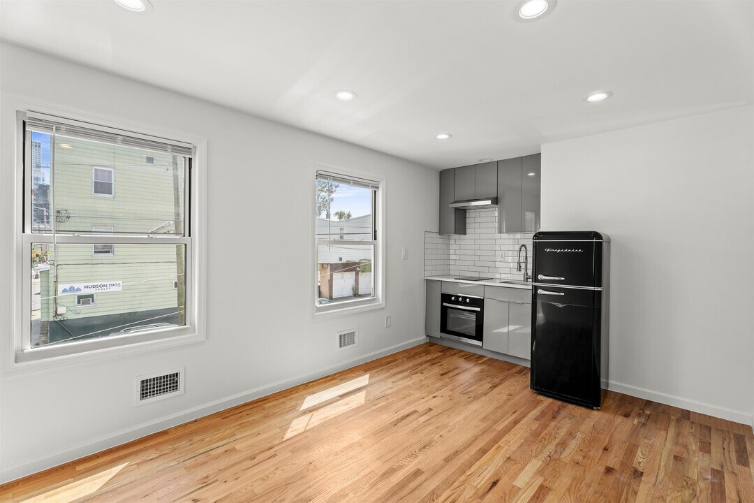 695 Summit Ave in Jersey City, NJ - Building Photo