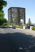 Riverfalls Tower Apartments in Spokane, WA - Foto de edificio - Building Photo