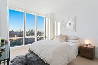 29-11 Queens Plaza N in Queens, NY - Foto de edificio - Building Photo