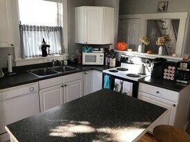 11 Dean Ave in Newport, RI - Building Photo