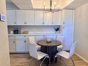 9031 S Delaware Ave, Unit 704 in Tulsa, OK - Foto de edificio - Building Photo