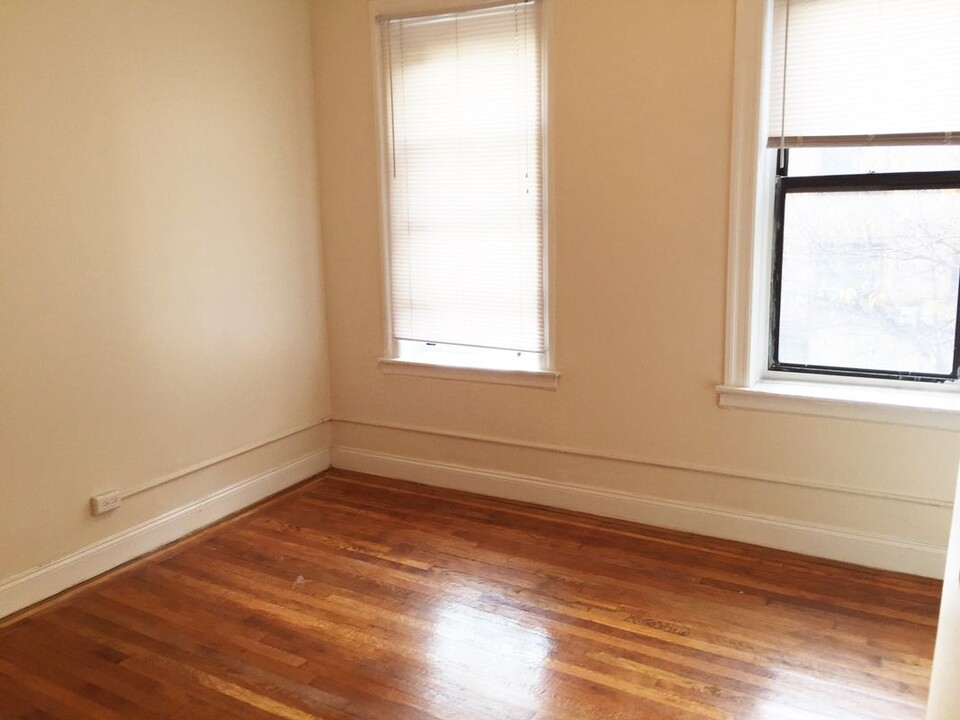 210 E 198th St in Bronx, NY - Building Photo