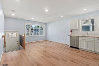 142 N 15th St in East Orange, NJ - Building Photo - Building Photo