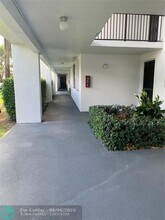 16051 Blatt Blvd in Weston, FL - Foto de edificio - Building Photo