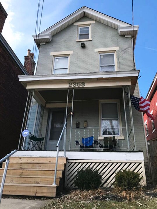 2353 Stratford Ave in Cincinnati, OH - Building Photo