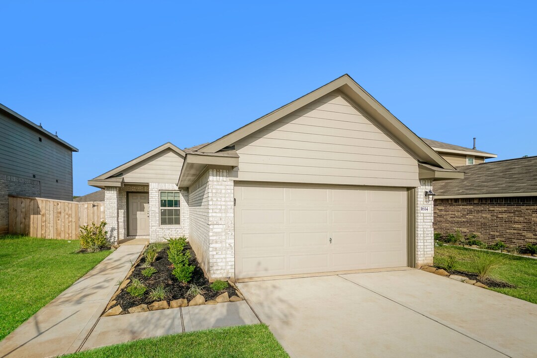 1614 Oleander Grns Dr in Conroe, TX - Building Photo