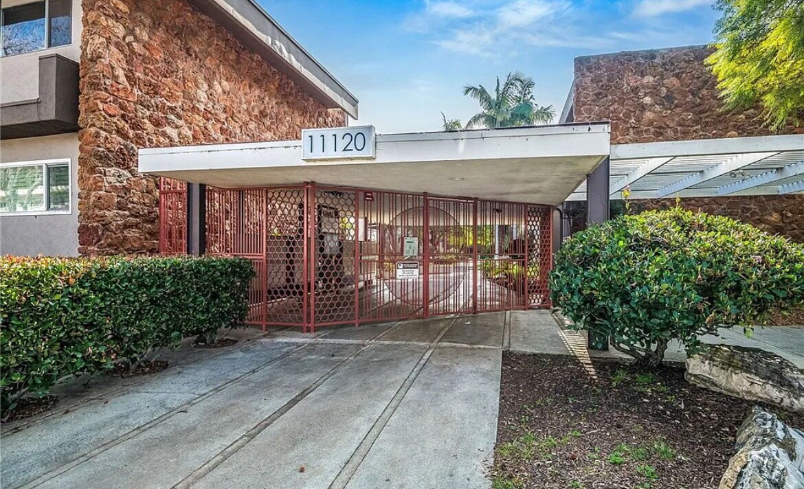 11120 Queensland St in Los Angeles, CA - Building Photo