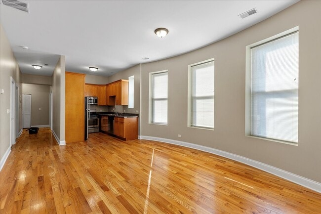 3927 N Clarendon Ave, Unit 1R